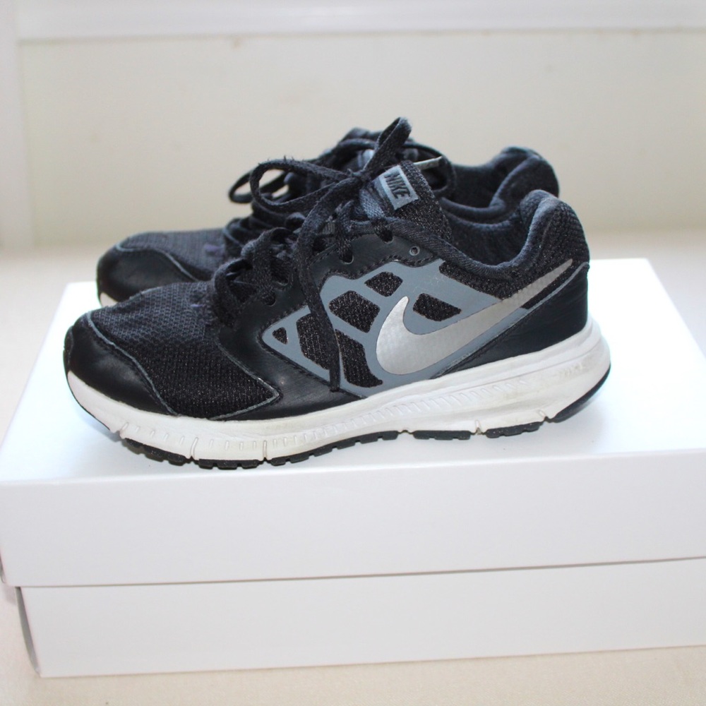 Black Nike tennis shoes